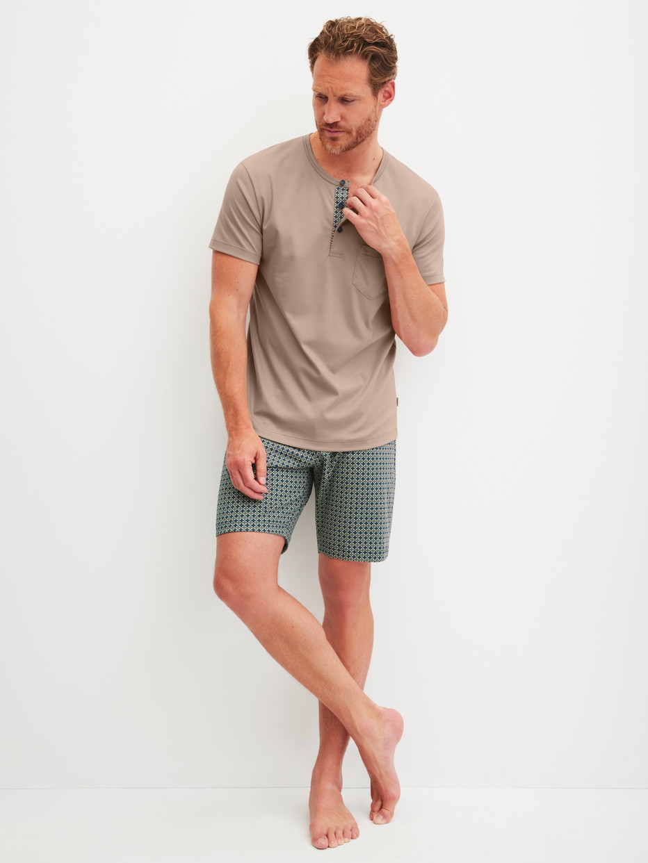 Herren-Model trägt Kurz-Pyjama aus 100% Baumwolle in Blau, Gemustert aus Serie Relax Choice 1 von CALIDA, Vorderansicht