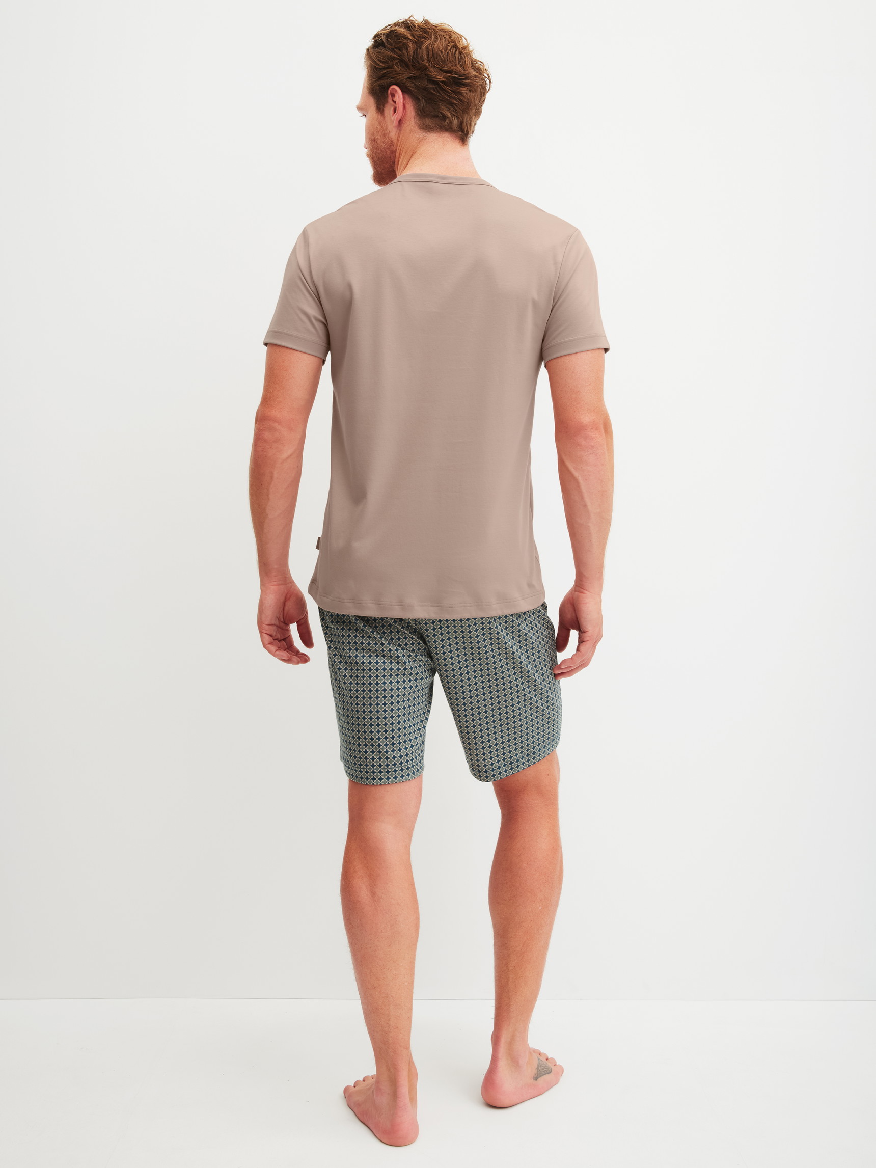 Herren-Model trägt Kurz-Pyjama aus 100% Baumwolle in Blau, Gemustert aus Serie Relax Choice 1 von CALIDA, Rückansicht