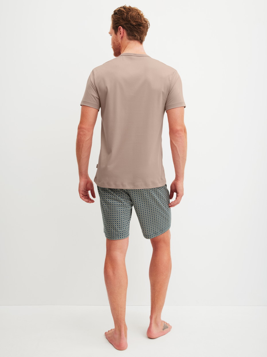 Herren-Model trägt Kurz-Pyjama aus 100% Baumwolle in Blau, Gemustert aus Serie Relax Choice 1 von CALIDA, Rückansicht