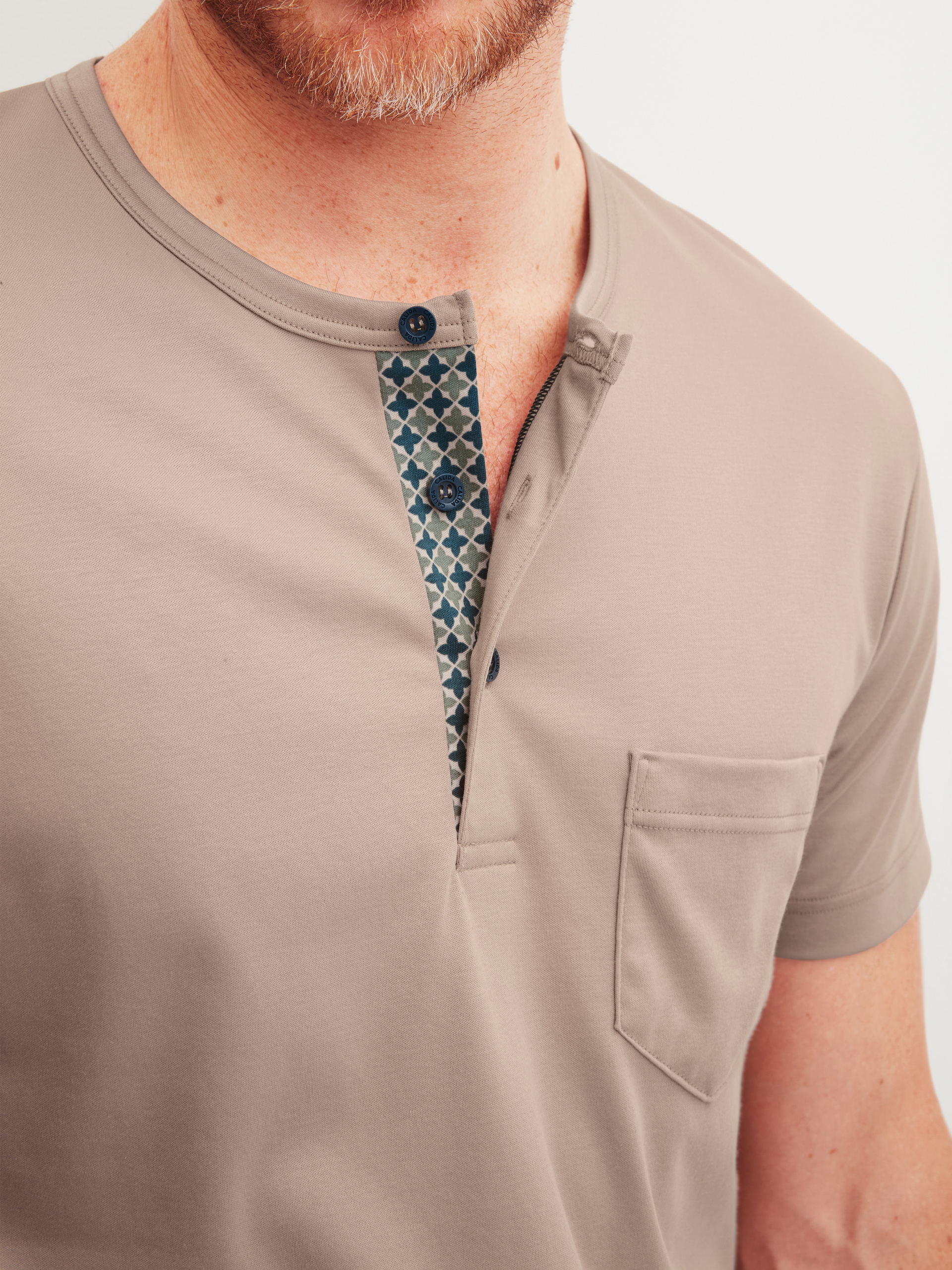 Men model is wearing short pyjamas made of 100% Cotton in Blue, Patterned from the Relax Choice 1 series by CALIDA, Detail
