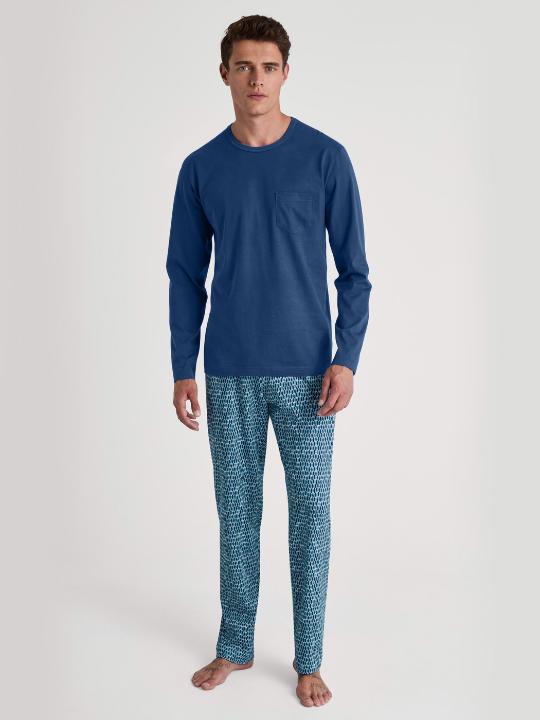 La modella / Il modello Uomo indossa Pigiami, lunghi in 100% cotone di colore Blu, Modello, della serie Relax Imprint 1 di CALIDA, Vista frontale