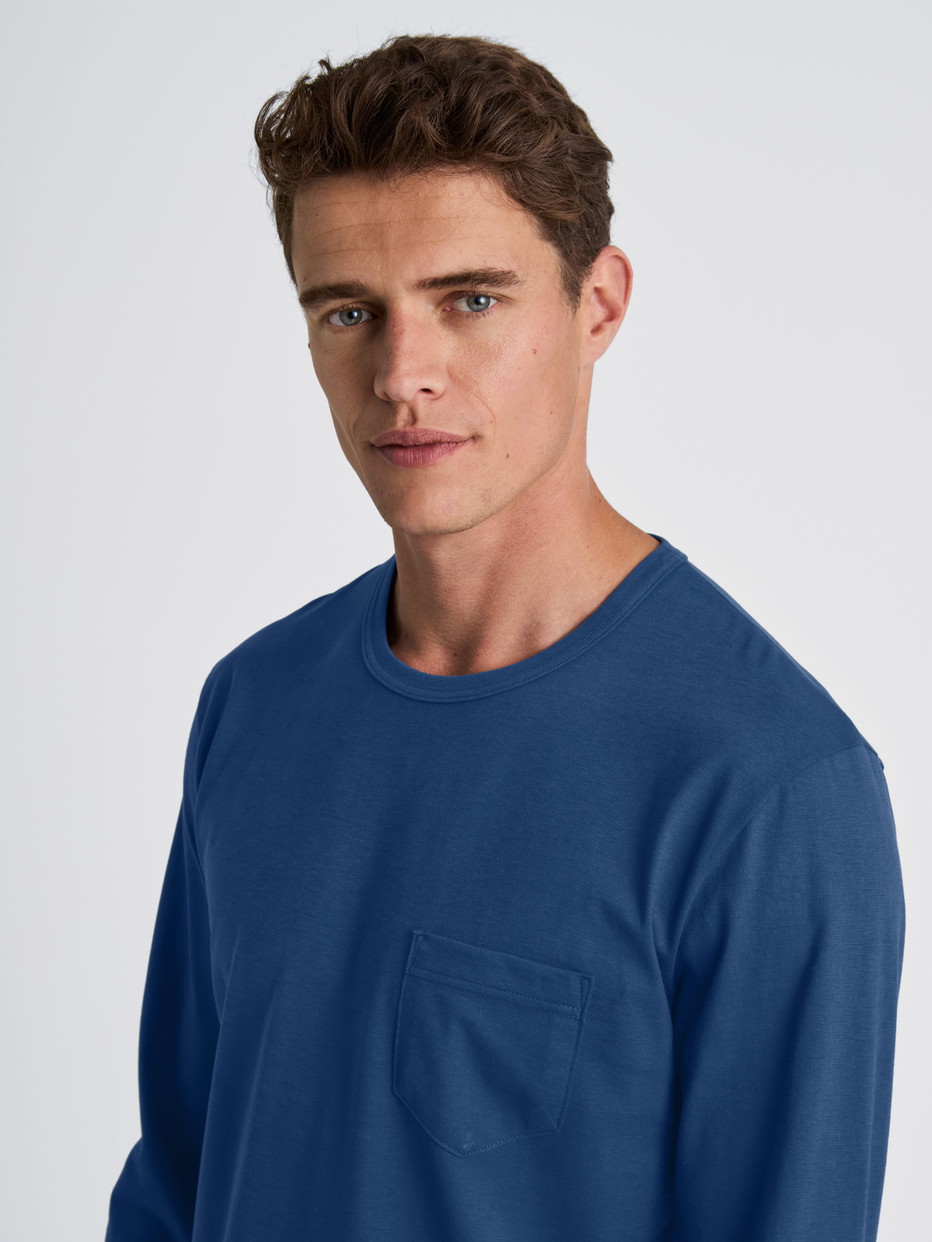 Herren-Model trägt Pyjama, lang aus 100% Baumwolle in Blau, Gemustert aus Serie Relax Imprint 1 von CALIDA, Detail