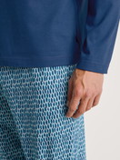 La modella / Il modello Uomo indossa Pigiami, lunghi in 100% cotone di colore Blu, Modello, della serie Relax Imprint 1 di CALIDA, Dettaglio