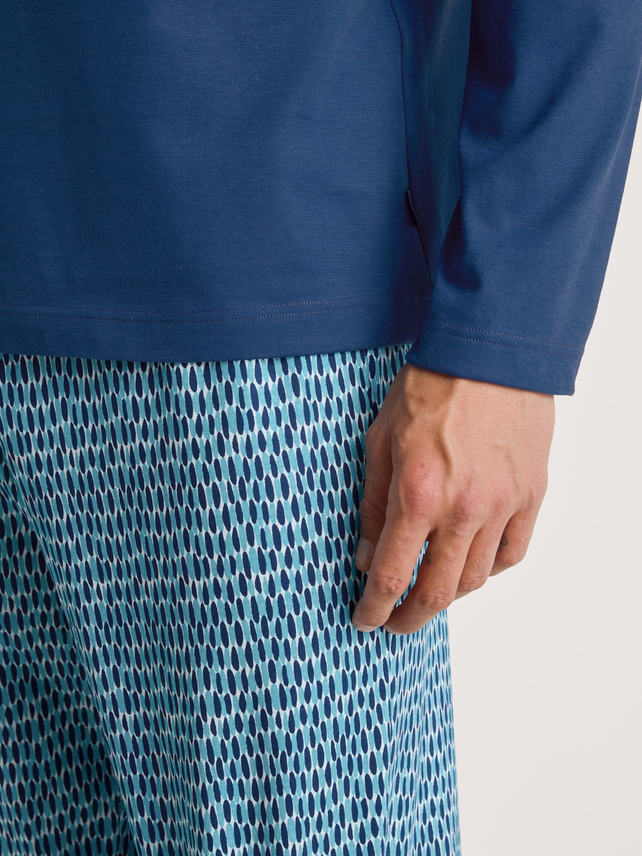 Herren-Model trägt Pyjama, lang aus 100% Baumwolle in Blau, Gemustert aus Serie Relax Imprint 1 von CALIDA, Detail