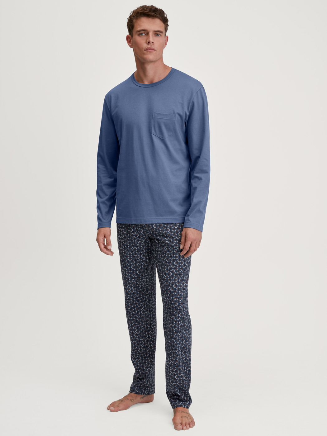 La modella / Il modello Uomo indossa Pigiami, lunghi in 100% cotone di colore Blu, Modello, della serie Relax Imprint 1 di CALIDA, Vista frontale