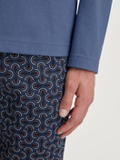 La modella / Il modello Uomo indossa Pigiami, lunghi in 100% cotone di colore Blu, Modello, della serie Relax Imprint 1 di CALIDA, Dettaglio