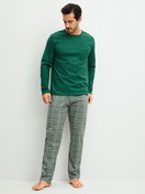 La modella / Il modello Uomo indossa Pigiami, lunghi in 100% cotone di colore Verde, A scacchi, della serie Relax Imprint 2 di CALIDA, Vista frontale