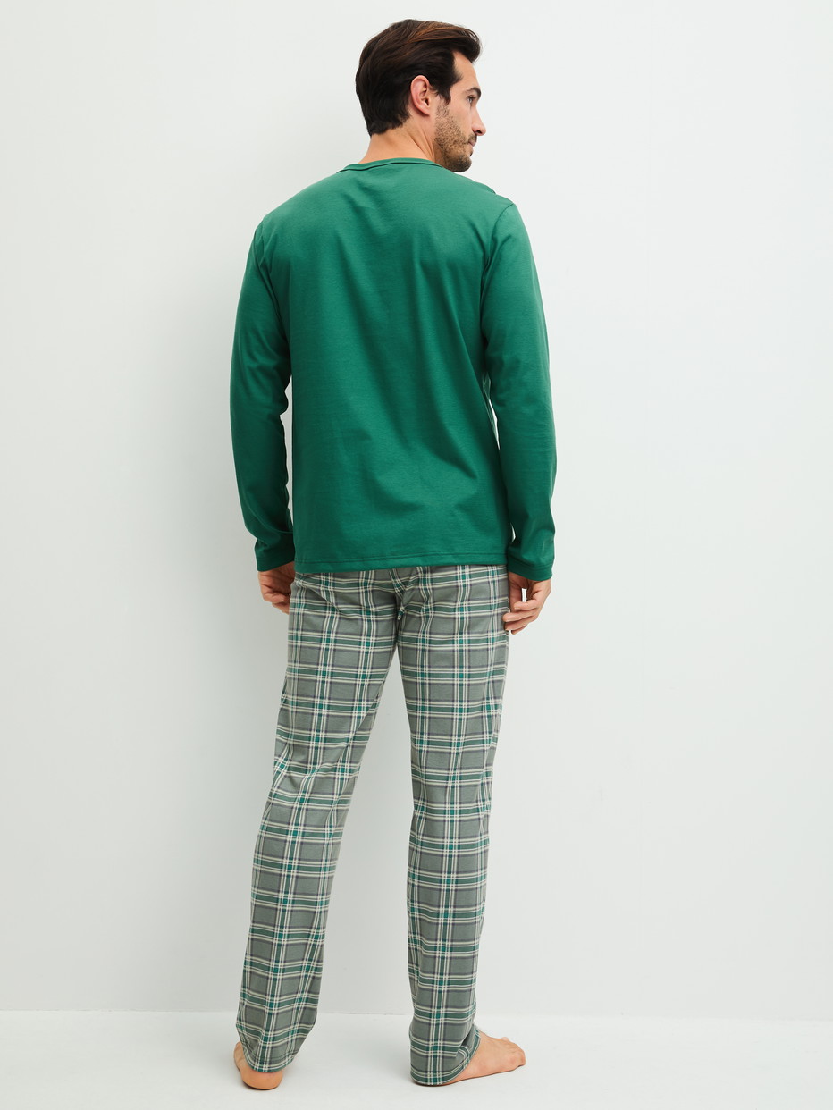 Herren-Model trägt Pyjama, lang aus 100% Baumwolle in Grün, Kariert aus Serie Relax Imprint 2 von CALIDA, Rückansicht