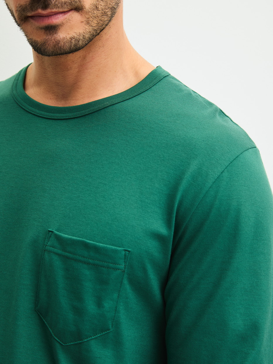 Herren-Model trägt Pyjama, lang aus 100% Baumwolle in Grün, Kariert aus Serie Relax Imprint 2 von CALIDA, Detail