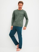 Le mannequin Homme porte le/la Pyjama, longue en 100% coton de couleur Vert, À motifs, de la série Relax Imprint 1 de CALIDA, Vue de face