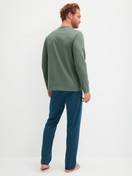 Le mannequin Homme porte le/la Pyjama, longue en 100% coton de couleur Vert, À motifs, de la série Relax Imprint 1 de CALIDA, Vue arrière