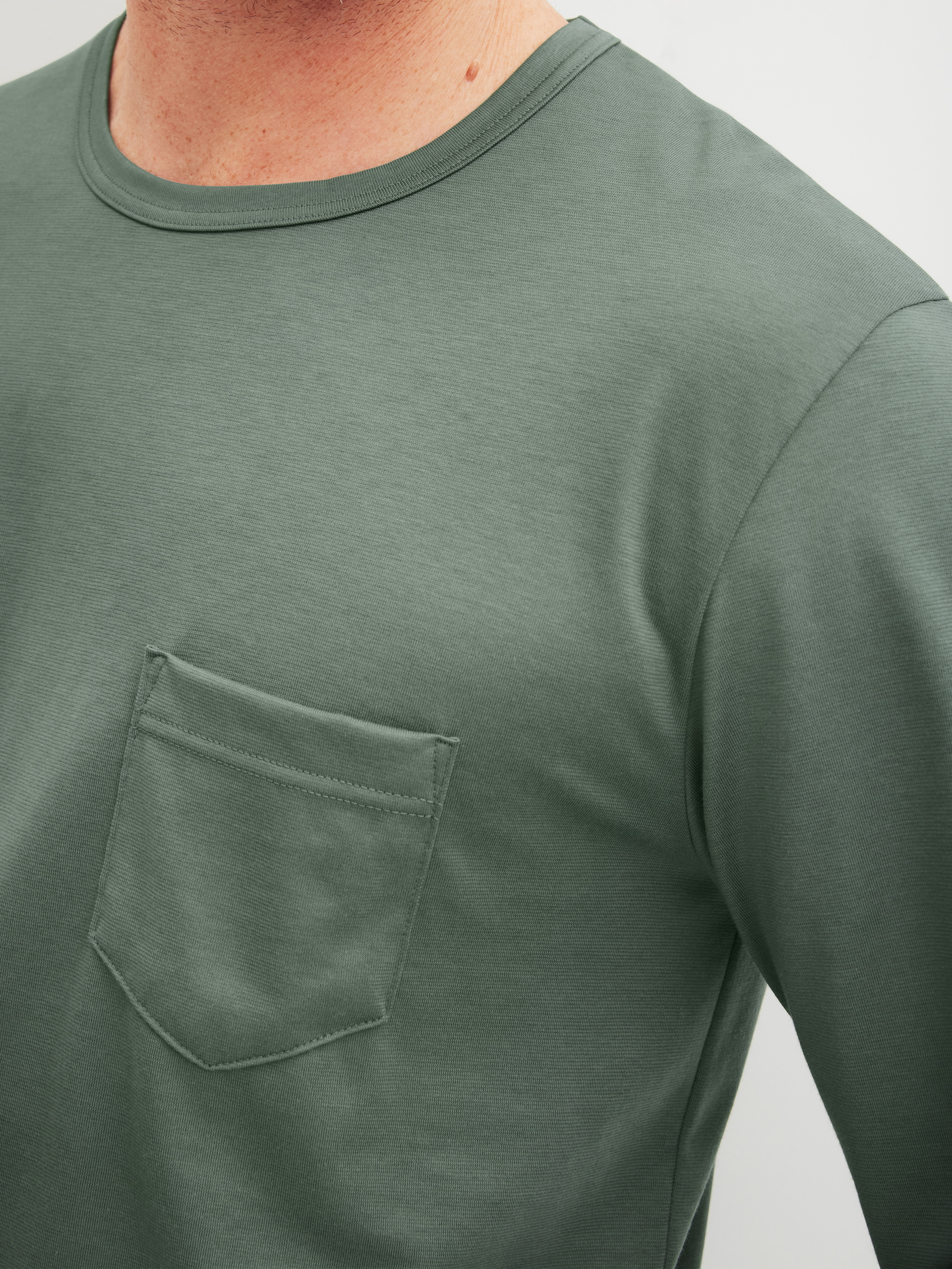 Herren-Model trägt Pyjama, lang aus 100% Baumwolle in Grün, Gemustert aus Serie Relax Imprint 1 von CALIDA, Detail