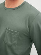 Le mannequin Homme porte le/la Pyjama, longue en 100% coton de couleur Vert, À motifs, de la série Relax Imprint 1 de CALIDA, Détail