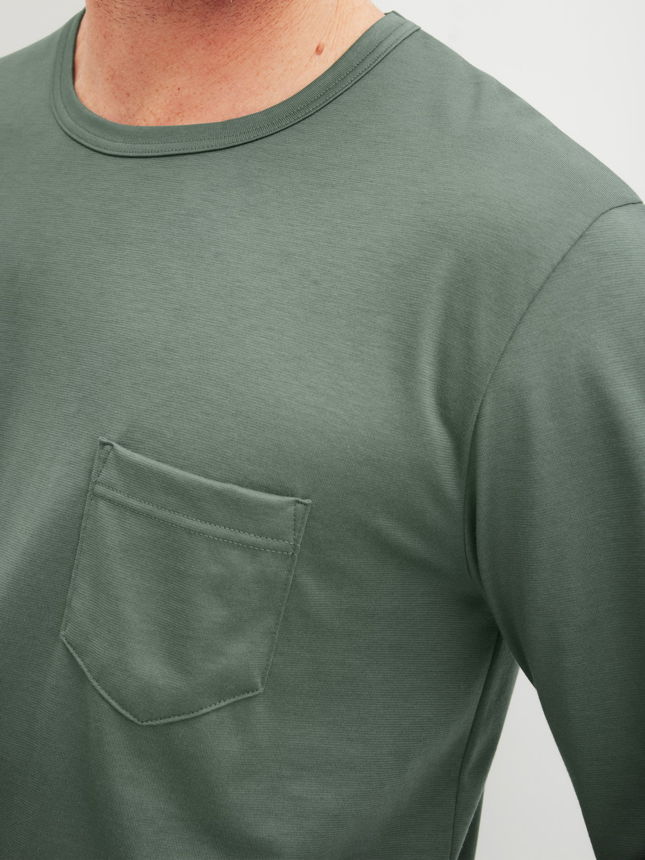 Herren-Model trägt Pyjama, lang aus 100% Baumwolle in Grün, Gemustert aus Serie Relax Imprint 1 von CALIDA, Detail