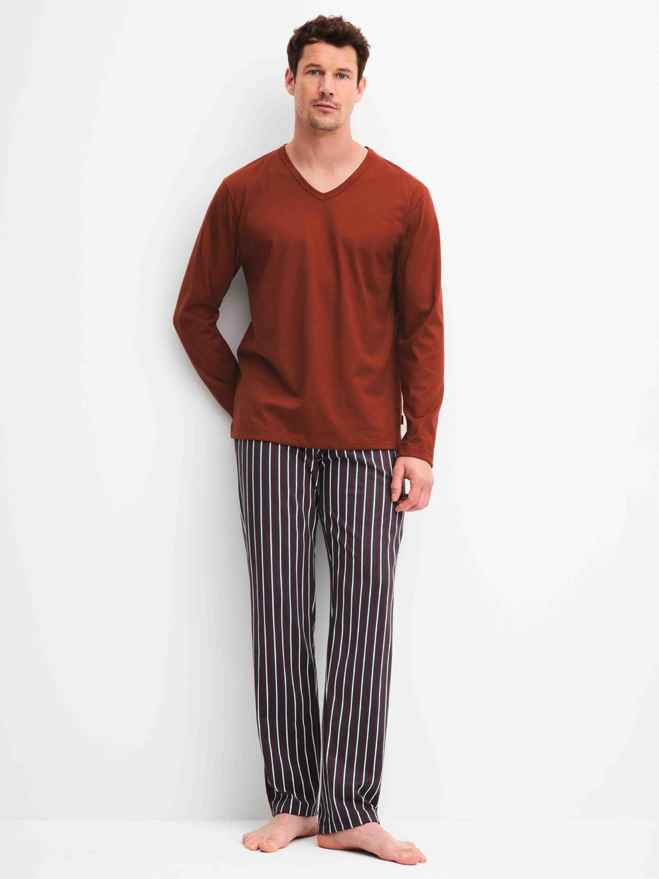 Herren-Model trägt Pyjama, lang aus 100% Baumwolle in Rot, Gemustert aus Serie Cotton Special von CALIDA, Vorderansicht