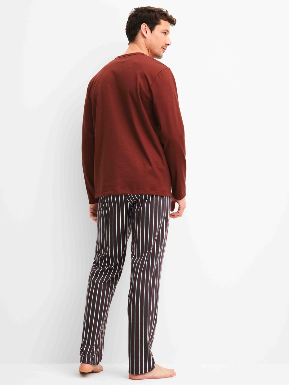 Herren-Model trägt Pyjama, lang aus 100% Baumwolle in Rot, Gemustert aus Serie Cotton Special von CALIDA, Rückansicht