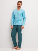 La modella / Il modello Uomo indossa Pigiami, lunghi in 100% cotone di colore Blu, Modello, della serie Cotton Special di CALIDA, Vista frontale