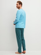 La modella / Il modello Uomo indossa Pigiami, lunghi in 100% cotone di colore Blu, Modello, della serie Cotton Special di CALIDA, Vista posteriore