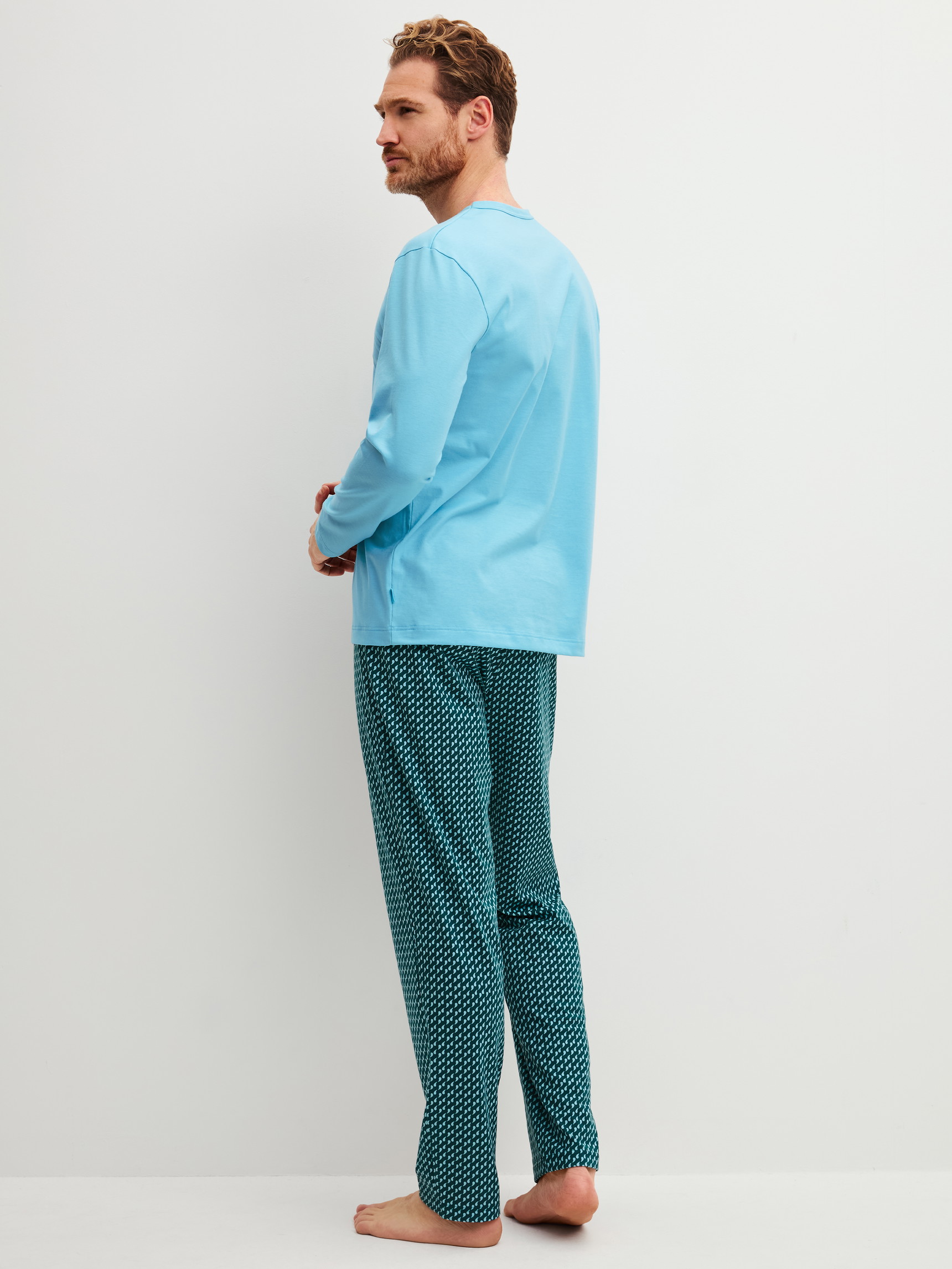 La modella / Il modello Uomo indossa Pigiami, lunghi in 100% cotone di colore Blu, Modello, della serie Cotton Special di CALIDA, Vista posteriore