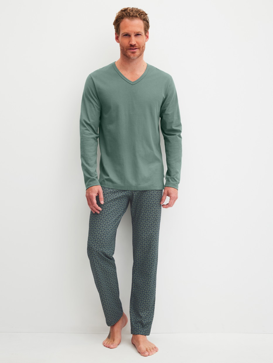 Herren-Model trägt Pyjama, lang aus 100% Baumwolle in Grün, Gemustert aus Serie Cotton Special von CALIDA, Vorderansicht