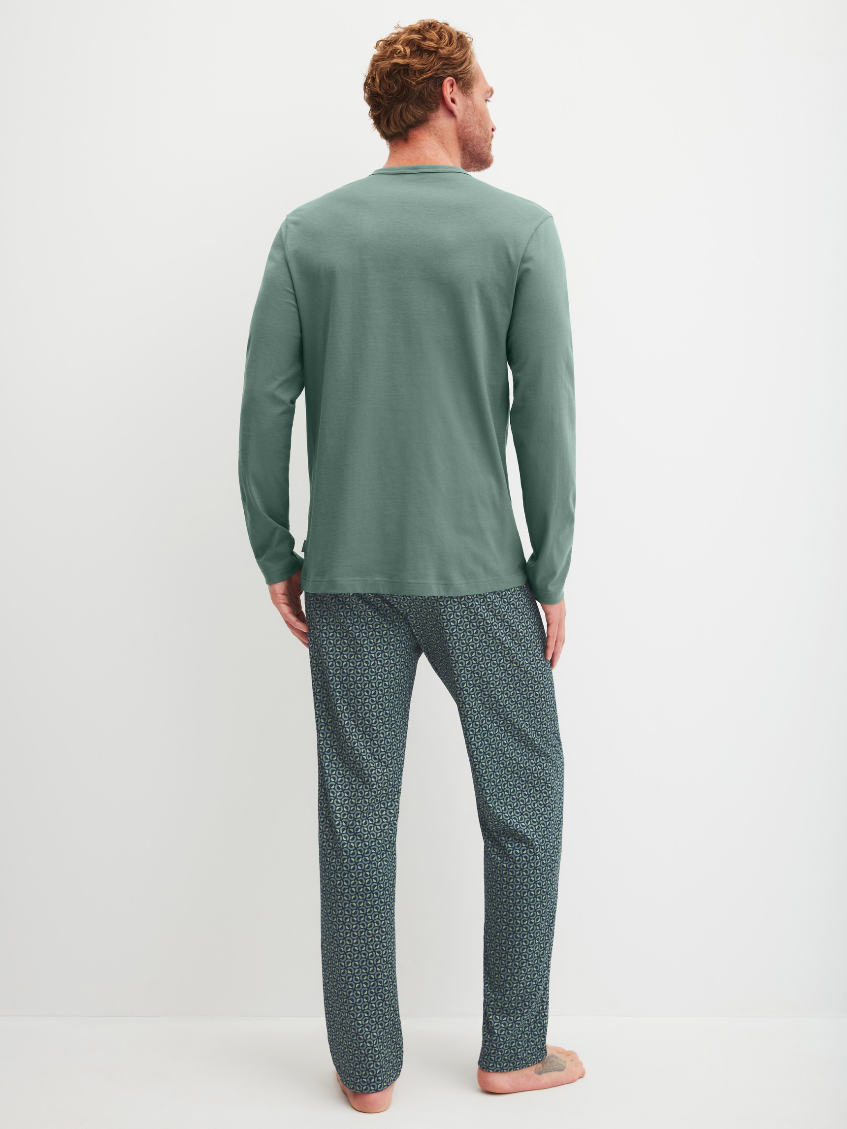 La modella / Il modello Uomo indossa Pigiami, lunghi in 100% cotone di colore Verde, Modello, della serie Cotton Special di CALIDA, Vista posteriore