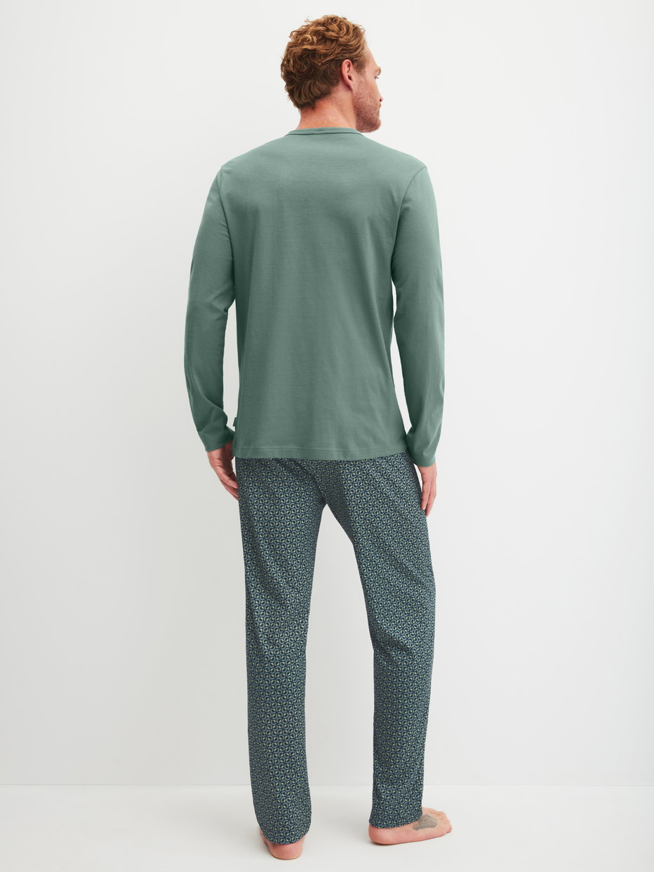 Herren-Model trägt Pyjama, lang aus 100% Baumwolle in Grün, Gemustert aus Serie Cotton Special von CALIDA, Rückansicht
