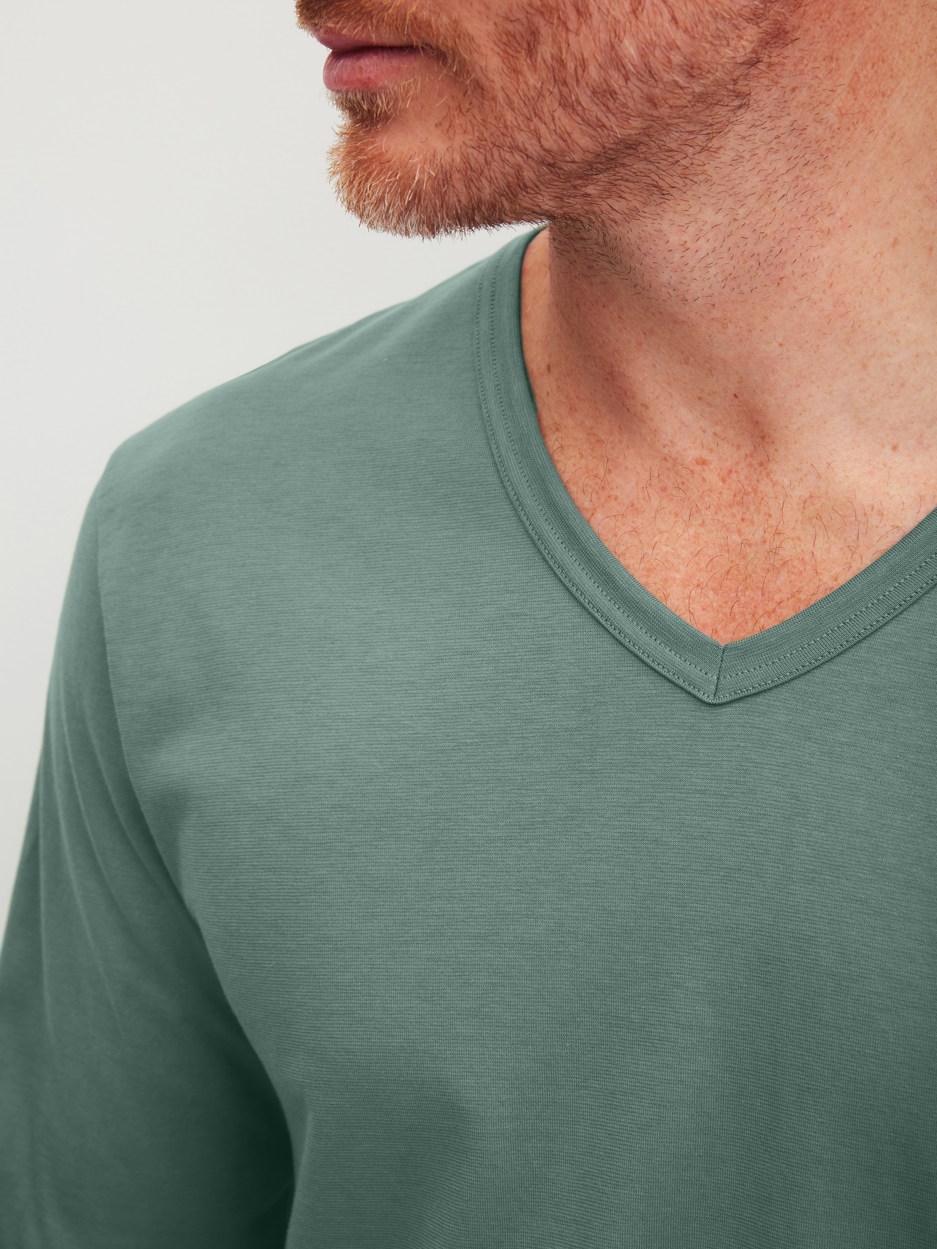 Herren-Model trägt Pyjama, lang aus 100% Baumwolle in Grün, Gemustert aus Serie Cotton Special von CALIDA, Detail