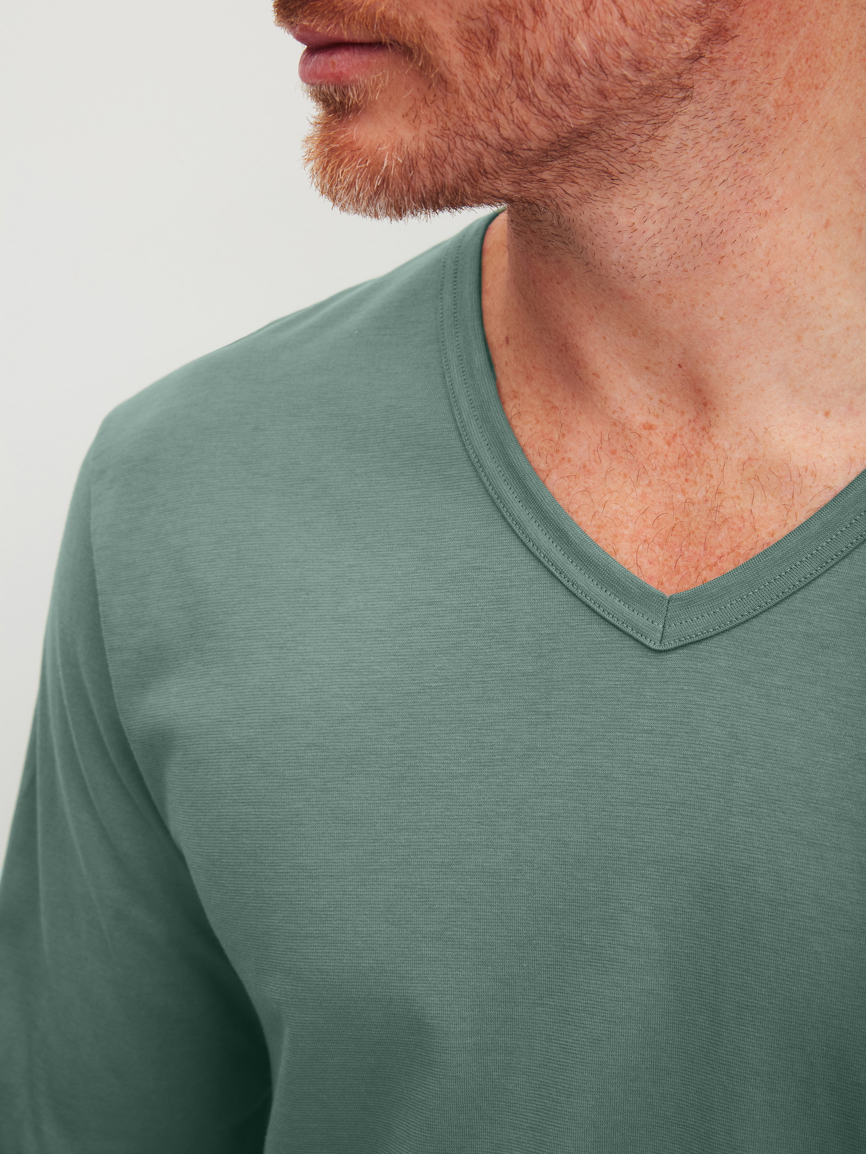 La modella / Il modello Uomo indossa Pigiami, lunghi in 100% cotone di colore Verde, Modello, della serie Cotton Special di CALIDA, Dettaglio