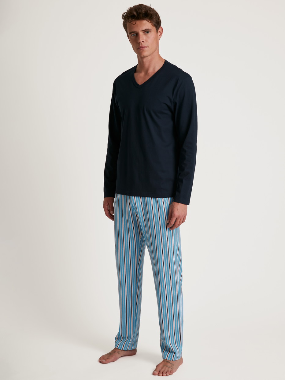 Herren-Model trägt Pyjama, lang aus 100% Baumwolle in Blau, Gestreift aus Serie Cotton Special von CALIDA, Vorderansicht