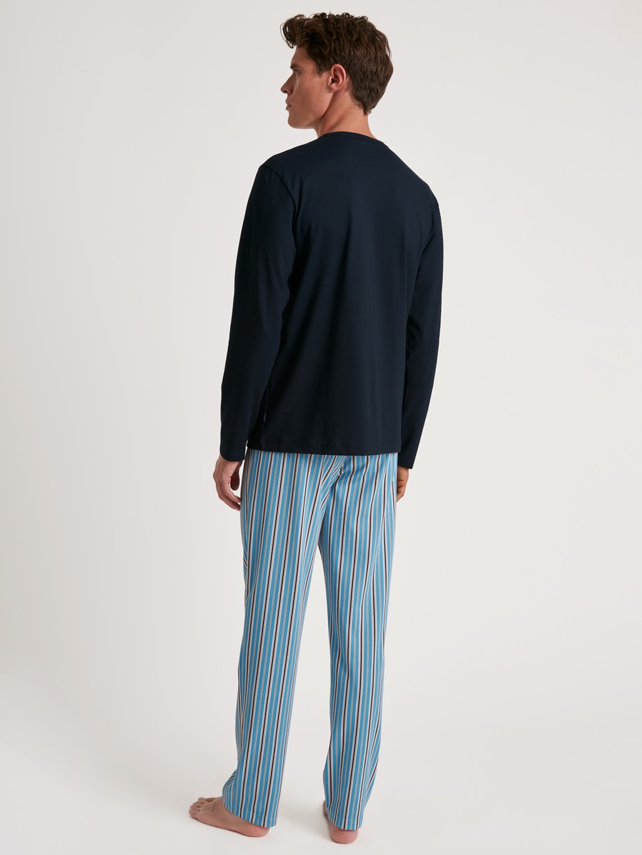 Herren-Model trägt Pyjama, lang aus 100% Baumwolle in Blau, Gestreift aus Serie Cotton Special von CALIDA, Rückansicht