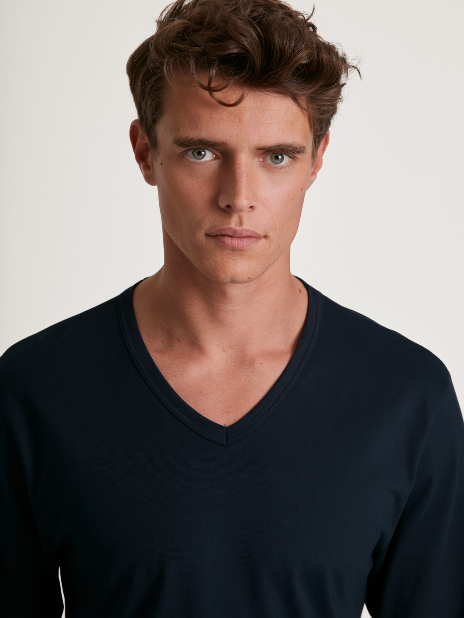 Herren-Model trägt Pyjama, lang aus 100% Baumwolle in Blau, Gestreift aus Serie Cotton Special von CALIDA, Vorderansicht, Outfit