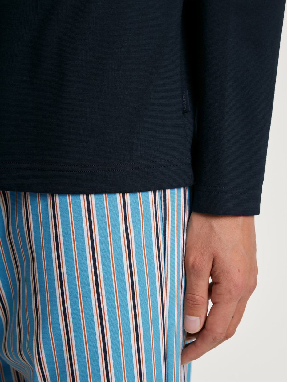 Herren-Model trägt Pyjama, lang aus 100% Baumwolle in Blau, Gestreift aus Serie Cotton Special von CALIDA, Detail