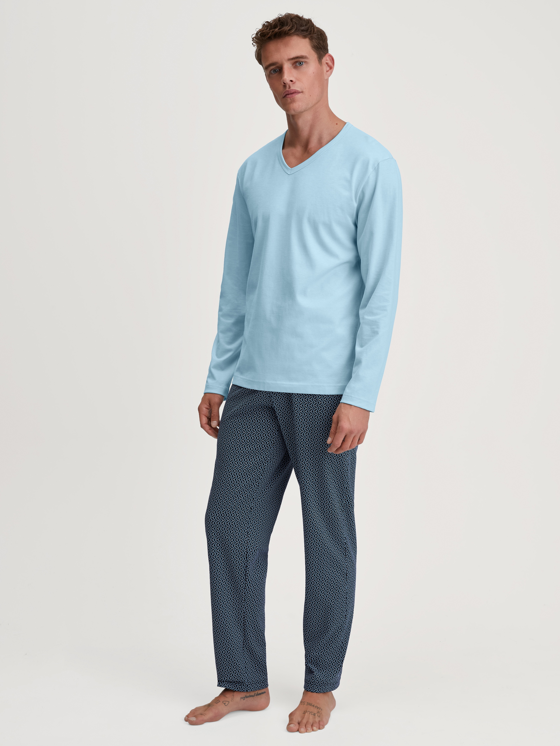 Herren-Model trägt Pyjama, lang aus 100% Baumwolle in Blau, Gemustert aus Serie Cotton Special von CALIDA, Vorderansicht