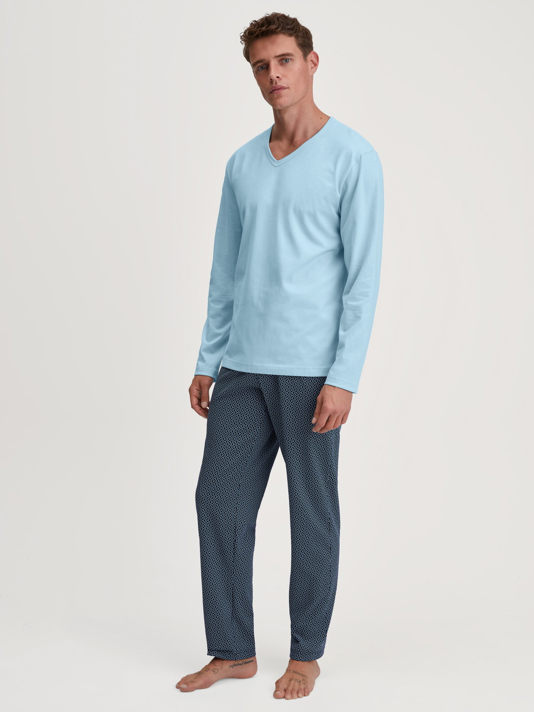 Herren-Model trägt Pyjama, lang aus 100% Baumwolle in Blau, Gemustert aus Serie Cotton Special von CALIDA, Vorderansicht
