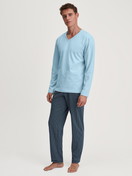 Herren-Model trägt Pyjama, lang aus 100% Baumwolle in Blau, Gemustert aus Serie Cotton Special von CALIDA, Vorderansicht