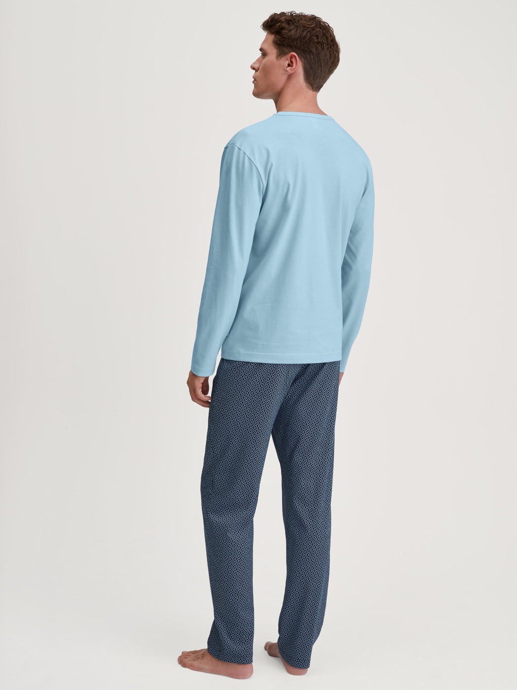 Herren-Model trägt Pyjama, lang aus 100% Baumwolle in Blau, Gemustert aus Serie Cotton Special von CALIDA, Rückansicht