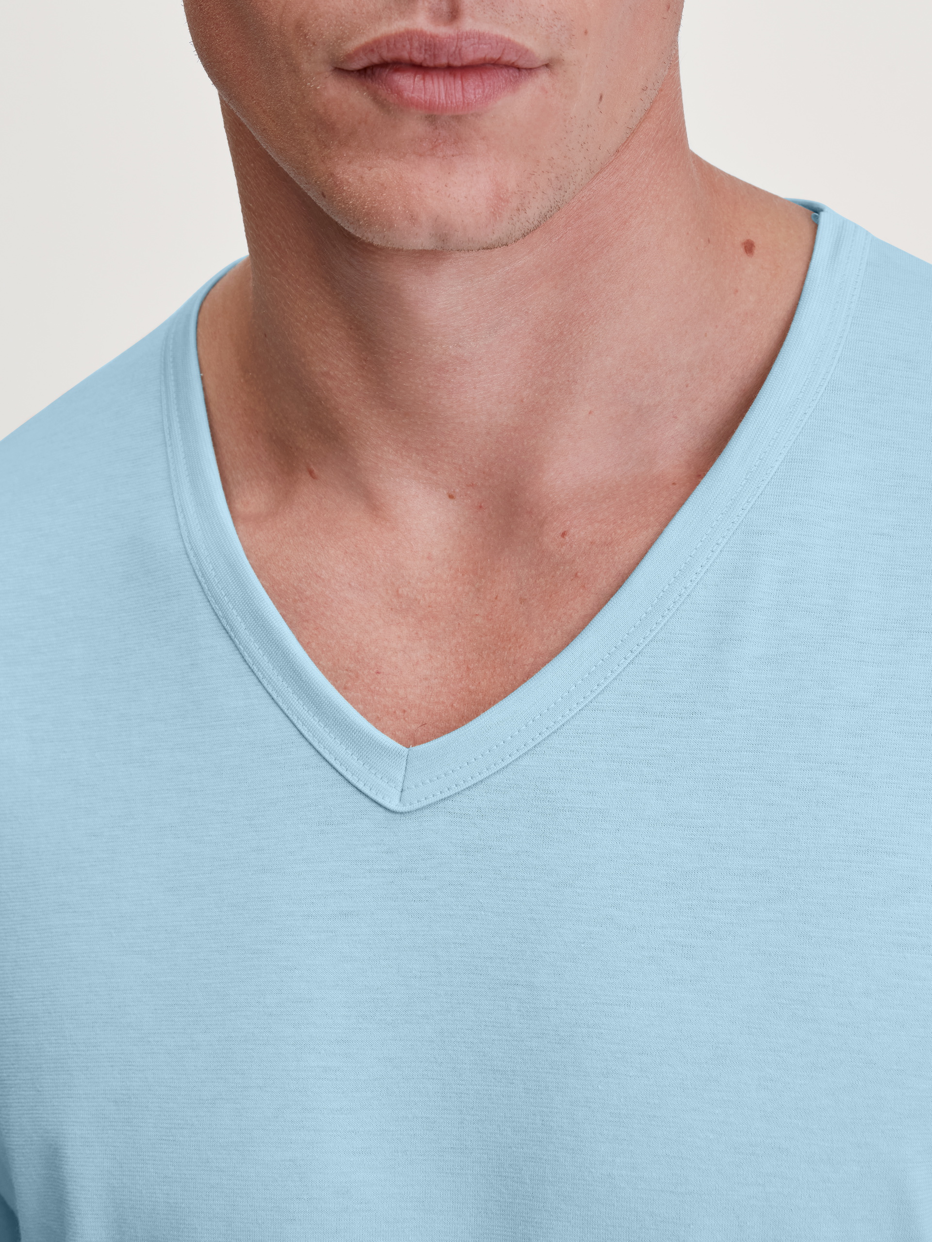 Herren-Model trägt Pyjama, lang aus 100% Baumwolle in Blau, Gemustert aus Serie Cotton Special von CALIDA, Detail