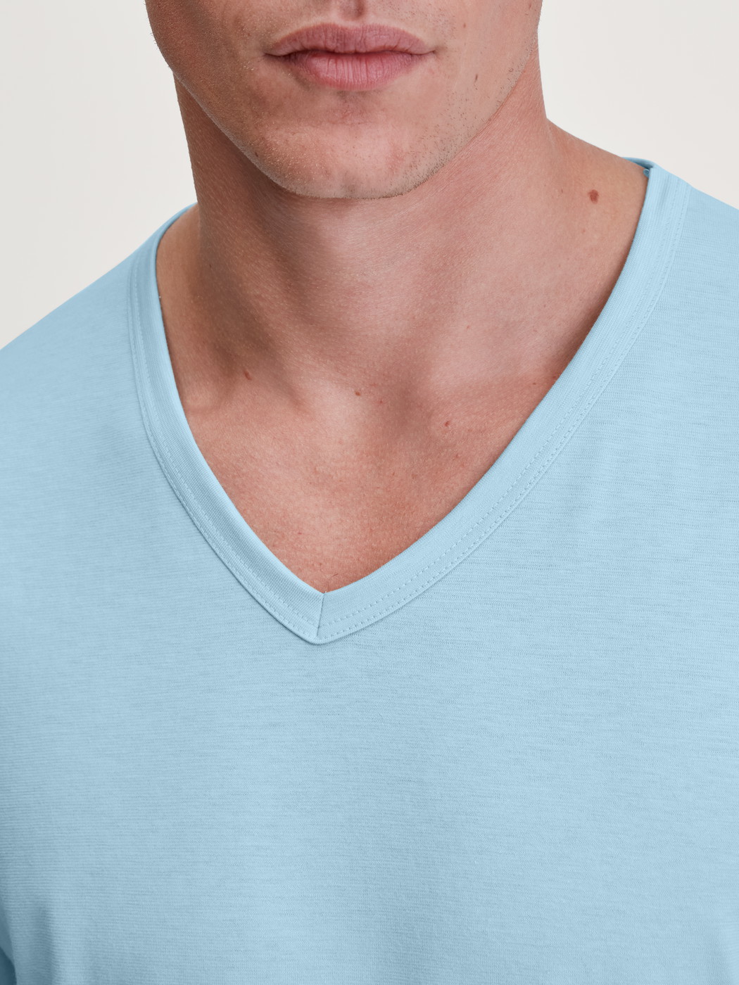 Herren-Model trägt Pyjama, lang aus 100% Baumwolle in Blau, Gemustert aus Serie Cotton Special von CALIDA, Detail