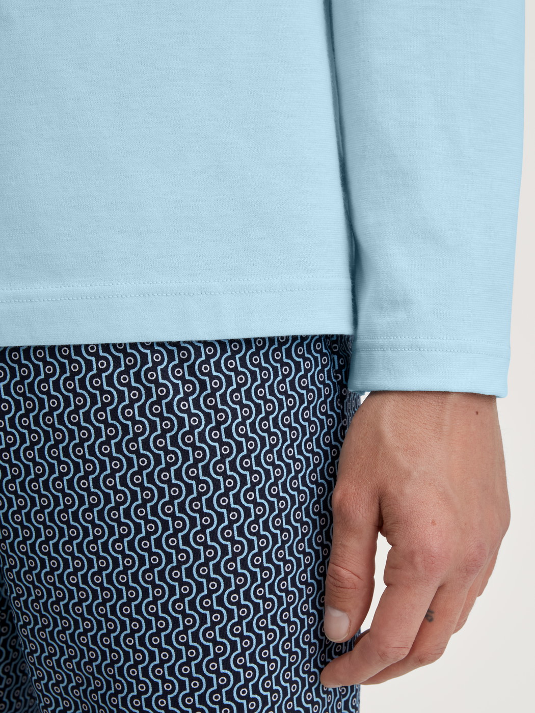 Herren-Model trägt Pyjama, lang aus 100% Baumwolle in Blau, Gemustert aus Serie Cotton Special von CALIDA, Detail