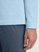 Herren-Model trägt Pyjama, lang aus 100% Baumwolle in Blau, Gemustert aus Serie Cotton Special von CALIDA, Detail