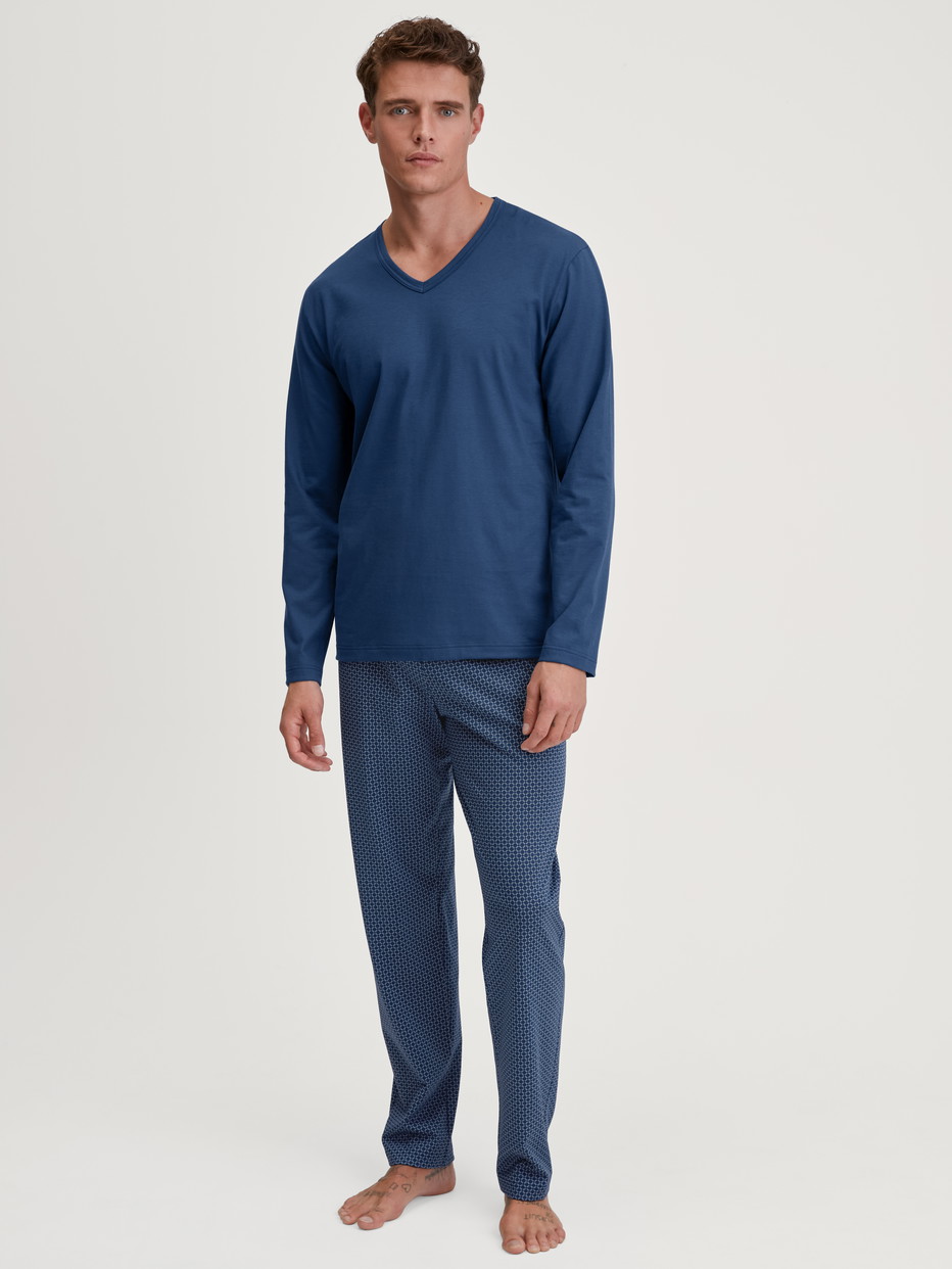 Herren-Model trägt Pyjama, lang aus 100% Baumwolle in Blau, Gemustert aus Serie Cotton Special von CALIDA, Vorderansicht