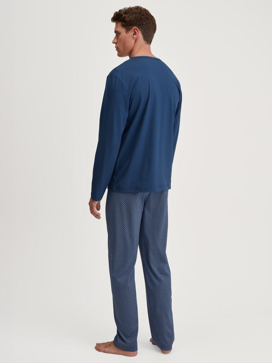Herren-Model trägt Pyjama, lang aus 100% Baumwolle in Blau, Gemustert aus Serie Cotton Special von CALIDA, Rückansicht