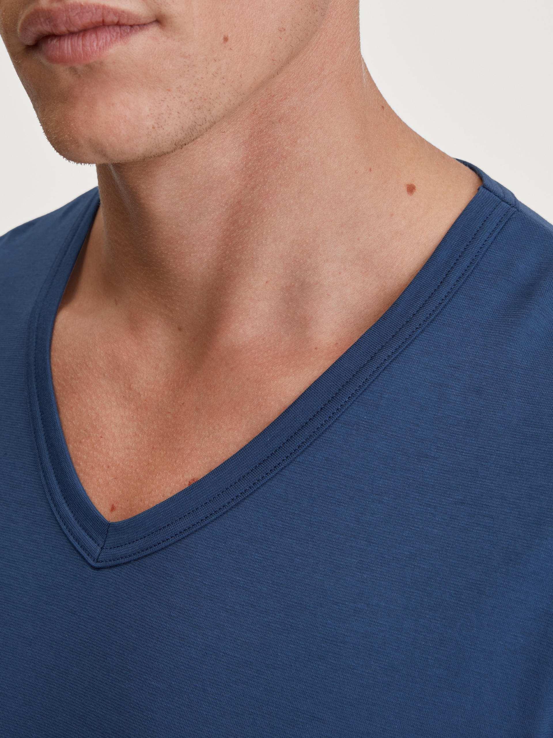 Herren-Model trägt Pyjama, lang aus 100% Baumwolle in Blau, Gemustert aus Serie Cotton Special von CALIDA, Detail