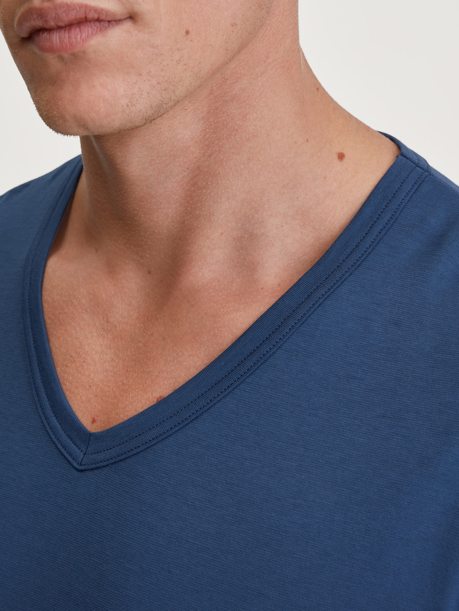 Herren-Model trägt Pyjama, lang aus 100% Baumwolle in Blau, Gemustert aus Serie Cotton Special von CALIDA, Detail