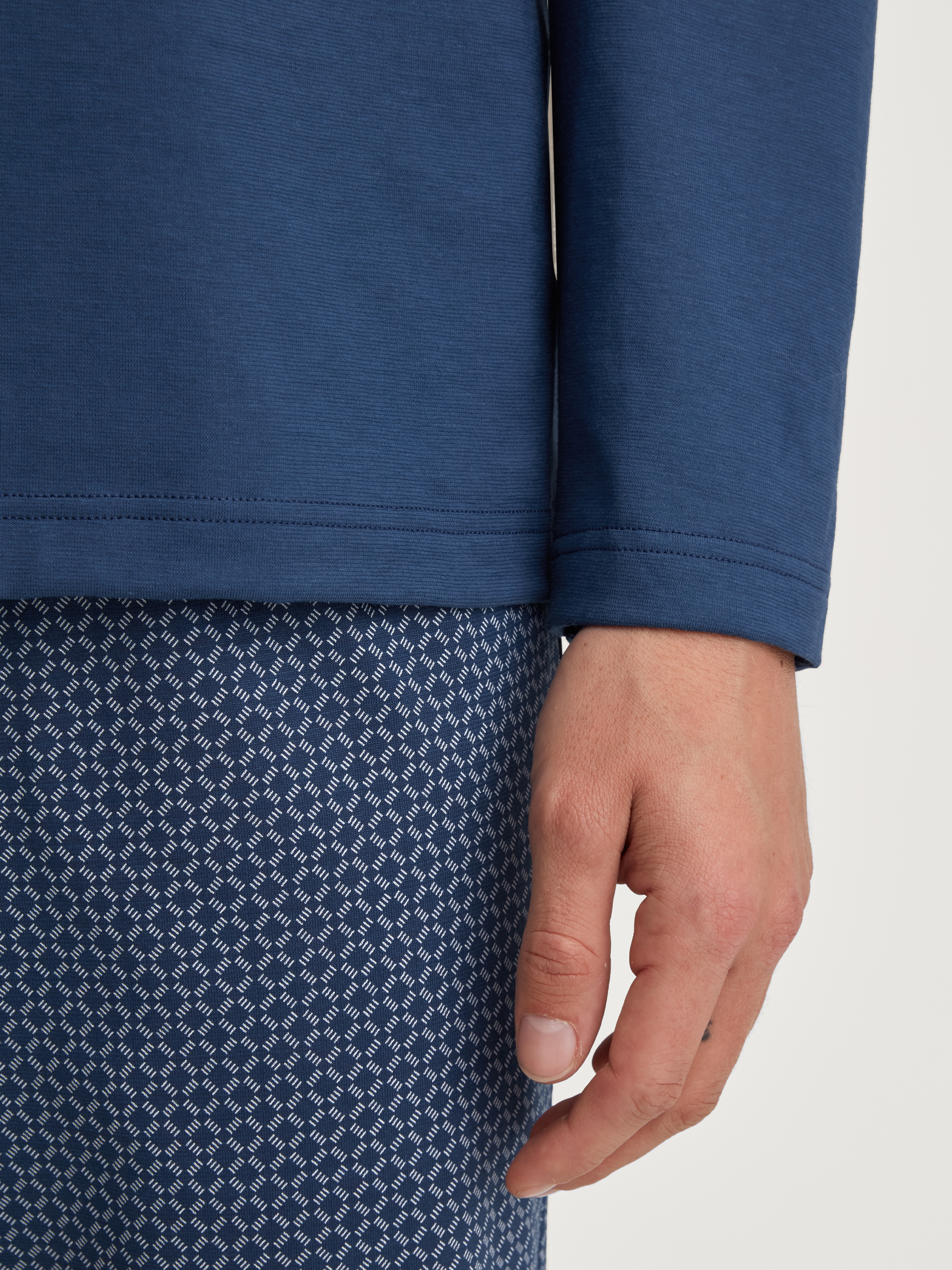 Herren-Model trägt Pyjama, lang aus 100% Baumwolle in Blau, Gemustert aus Serie Cotton Special von CALIDA, Detail