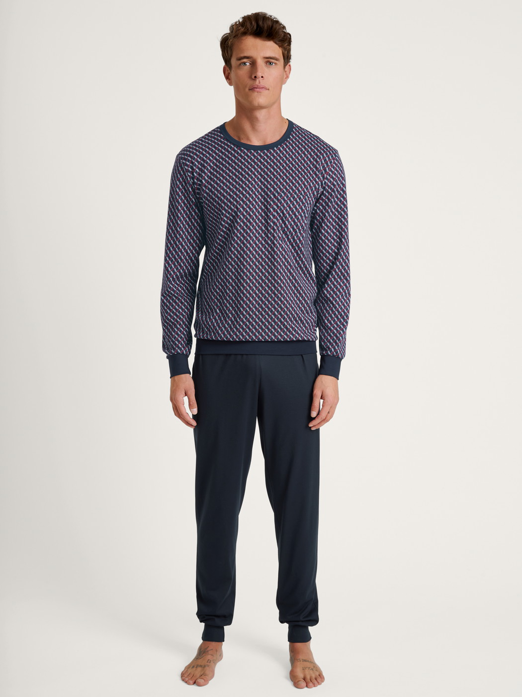 Le mannequin Homme porte le/la Pyjama à bords élastiques en 100% coton de couleur Bleu, Motif, de la série Relax Imprint de CALIDA, Vue de face