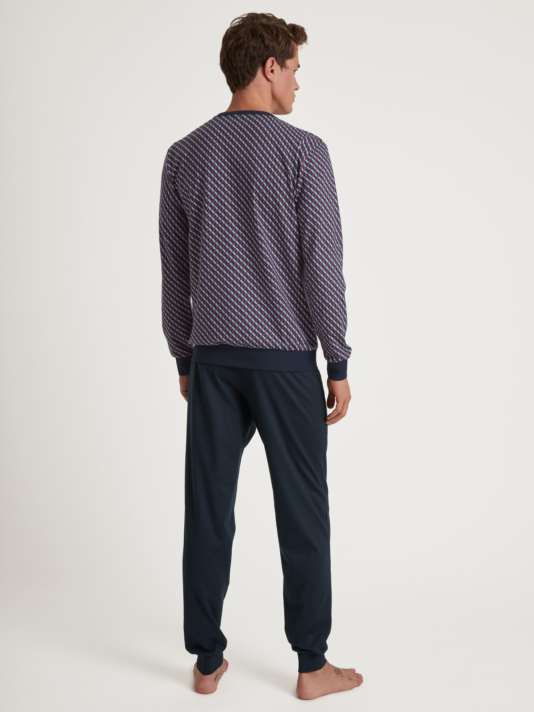 Herren-Model trägt Bündchen-Pyjama aus 100% Baumwolle in Blau, Motiv aus Serie Relax Imprint von CALIDA, Rückansicht