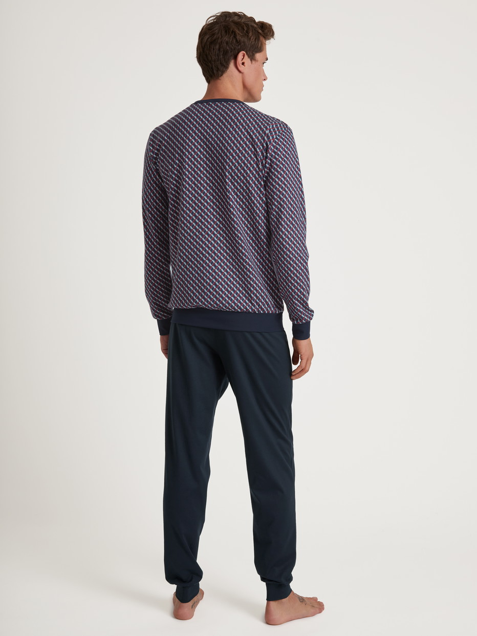 Herren-Model trägt Bündchen-Pyjama aus 100% Baumwolle in Blau, Motiv aus Serie Relax Imprint von CALIDA, Rückansicht