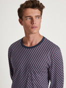 Le mannequin Homme porte le/la Pyjama à bords élastiques en 100% coton de couleur Bleu, Motif, de la série Relax Imprint de CALIDA, Détail