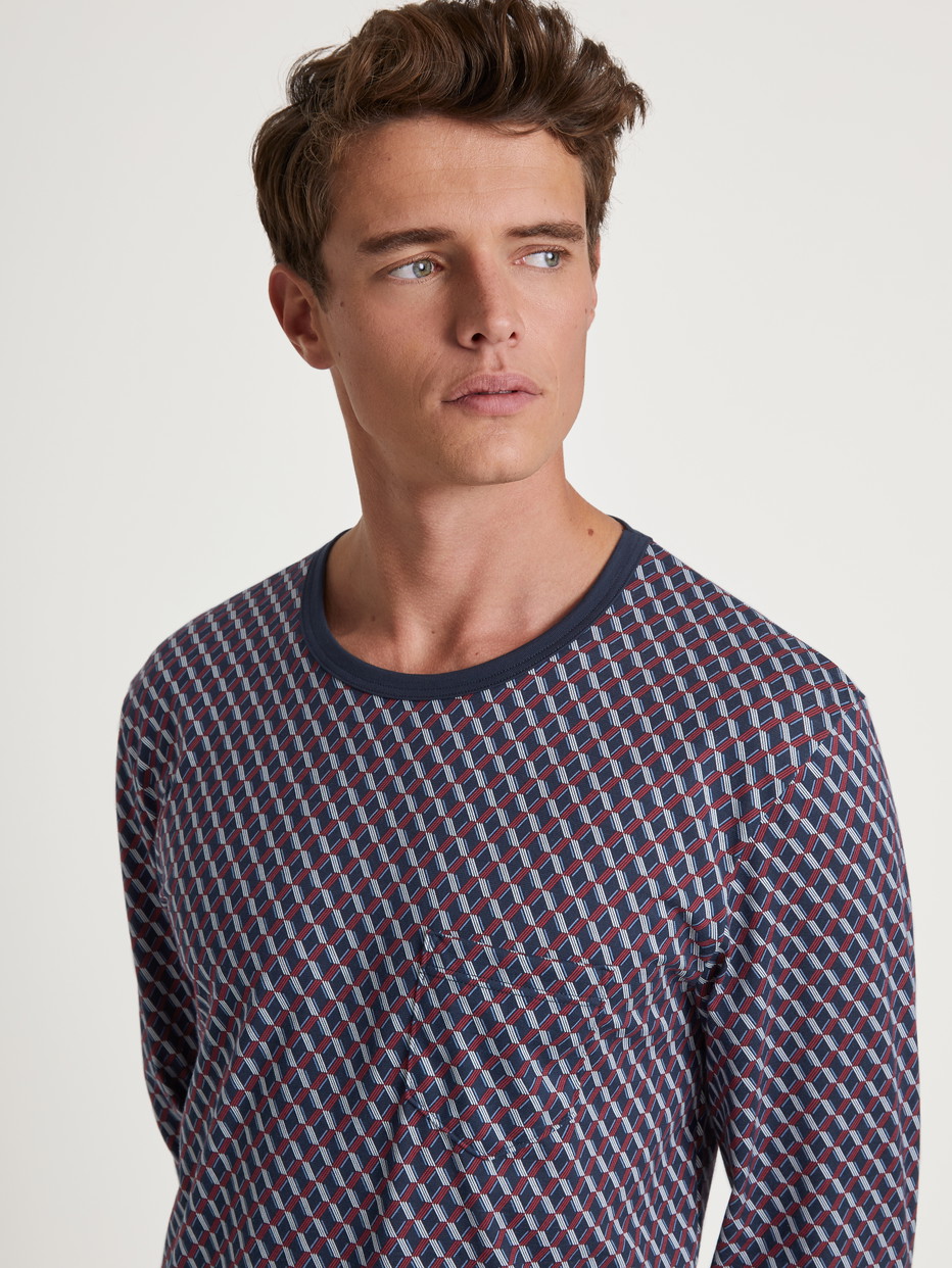 Herren-Model trägt Bündchen-Pyjama aus 100% Baumwolle in Blau, Motiv aus Serie Relax Imprint von CALIDA, Detail